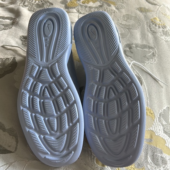 Women Nike sneakers worn once - Picture 3 of 4